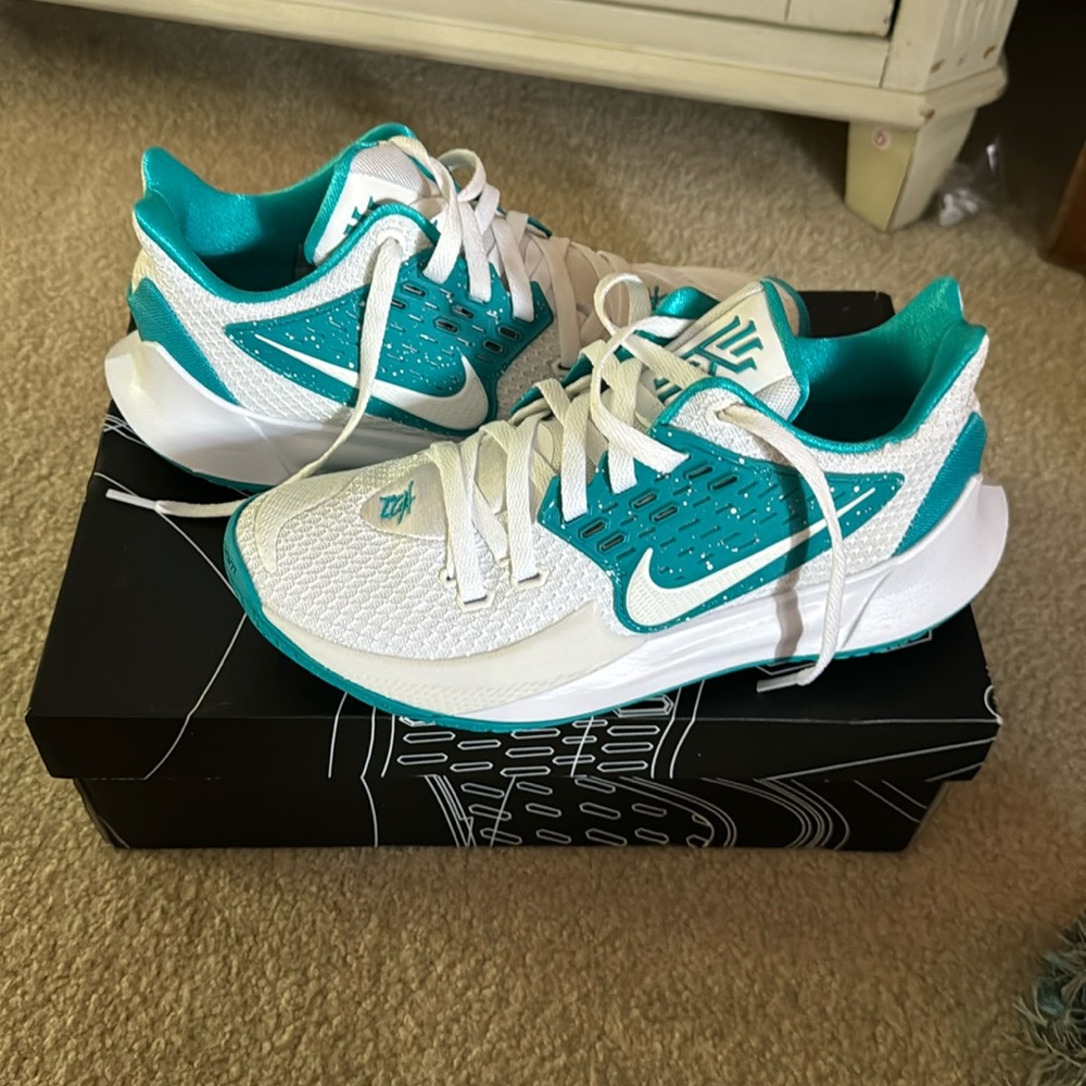 Kyrie low 2 white rapid teal size 8.5